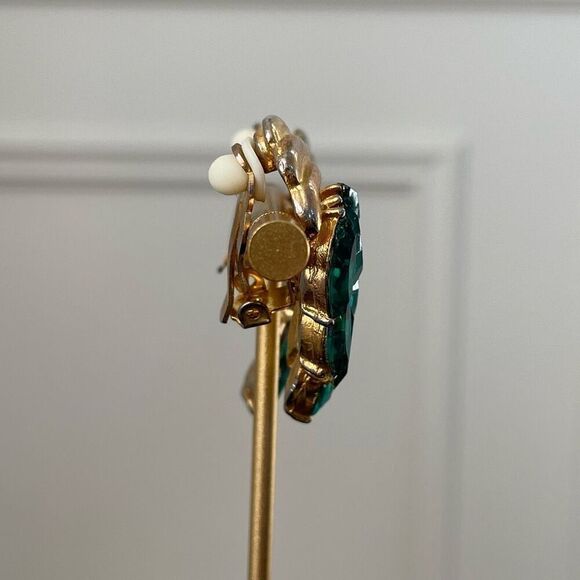 Vintage Unsigned Green Rhinestone Gold Tone Large Clip On Earrings - Picture 5 of 8